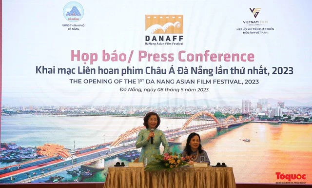 Bà Ngô Thị Kim Yến (trái), Phó Chủ tịch UBND TP.Đà Nẵng và bà Ngô Phương Lan, Chủ tịch Hiệp hội Xúc tiến phát triển Điện ảnh Việt Nam - Giám đốc Liên hoan phim chủ trì buổi họp báo, Đà Nẵng ngày 8/5.