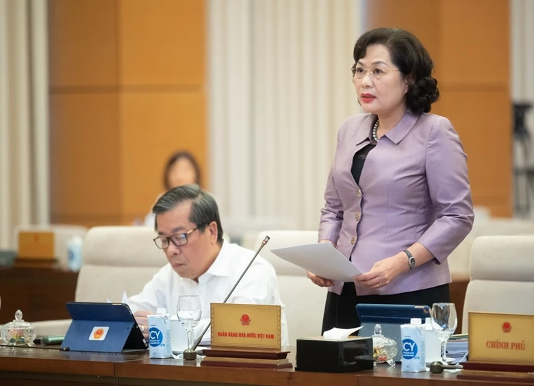 Thống đốc Ngân hàng Nhà nước Việt Nam Nguyễn Thị Hồng trình bày Tờ trình.