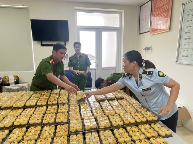 Lực lượng QLTT thu giữ lượng lớn bánh Trung thu nhập lậu, không rõ nguồn gốc xuất xứ.