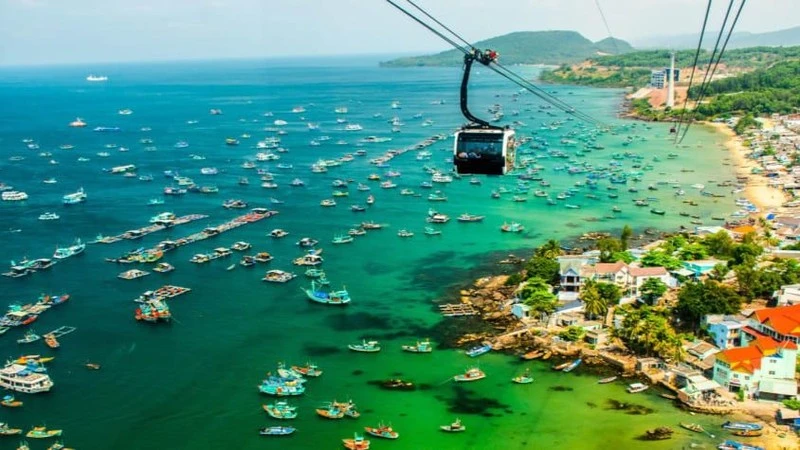 Tới Phú Quốc để mãn nhãn với vẻ đẹp toàn cảnh từ cáp treo vượt biển dài nhất thế giới.