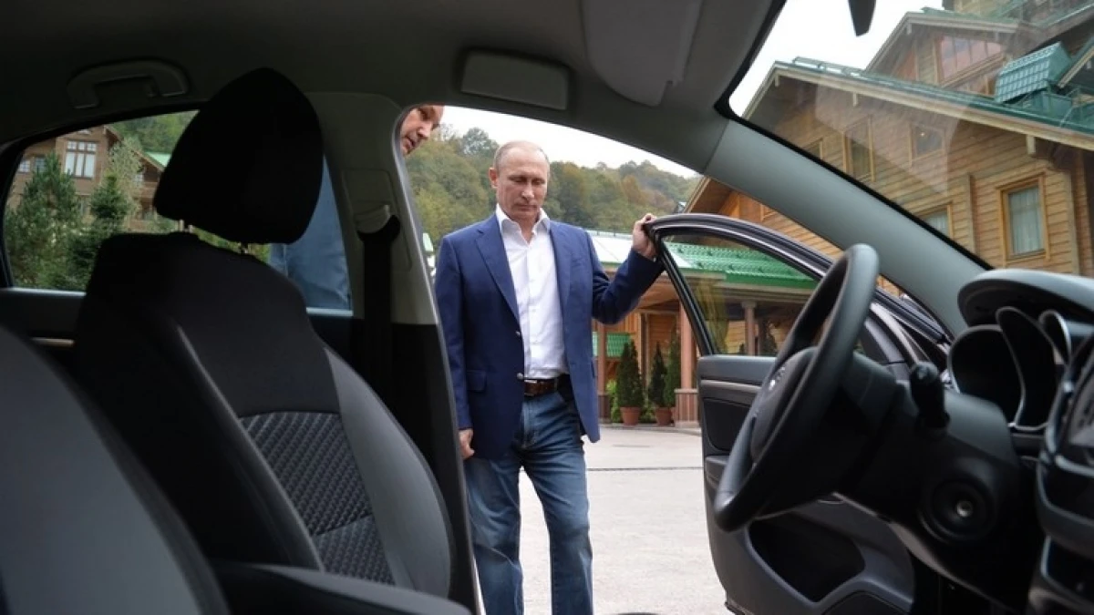 Tổng thống Vladimir Putin kiểm tra mẫu ô tô của AvtoVaz, ngày 22/10/2015.