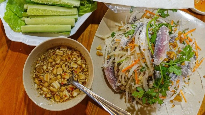Món gỏi cá trích đặc sản không thể bỏ qua khi tới Phú Quốc.
