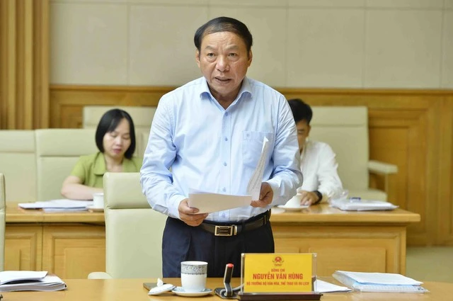 Bộ trưởng Bộ VHTTDL Nguyễn Văn Hùng báo cáo tóm tắt về các quan điểm, mục tiêu của Chương trình mục tiêu về chấn hưng, phát triển văn hóa, xây dựng con người Việt Nam.
