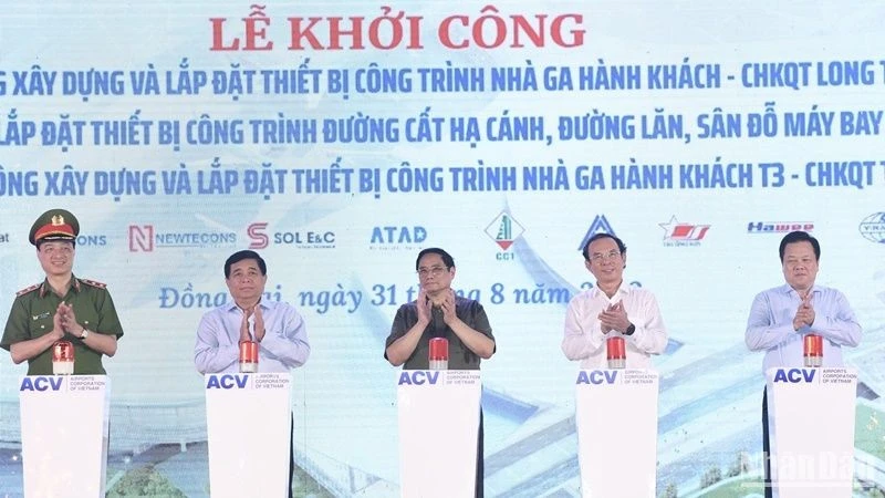 Thủ tướng Phạm Minh Chính và các đồng chí lãnh đạo thực hiện nghi thức khởi công 3 dự án.