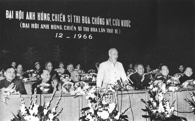 Chủ tịch Hồ Chí Minh tại Đại hội anh hùng, chiến sĩ thi đua Chống Mỹ cứu nước lần thứ 4, năm 1966 (ảnh tư liệu).