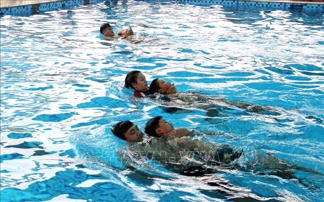 Các vận động viên tham gia Trình diễn bơi cứu đuối tại lễ phát động. Ảnh: Nguyễn Nam/TTXVN