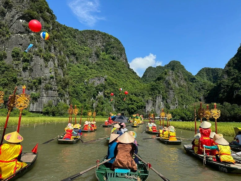 Ninh Bình thu hút đông đảo du khách trong và ngoài nước bởi vẻ đẹp tự nhiên, môi trường du lịch thân thiện, hiếu khách - Ảnh: VGP/Diệp Anh
