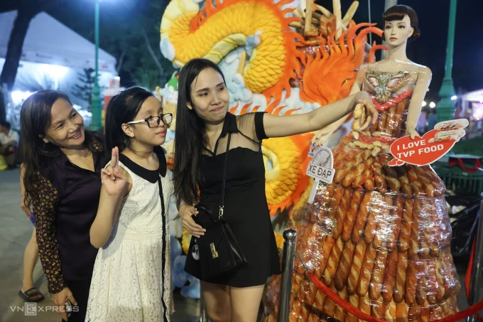 Du khách dự Lễ hội bánh mì tại TP HCM hồi tháng 4. Ảnh: Quỳnh Trần