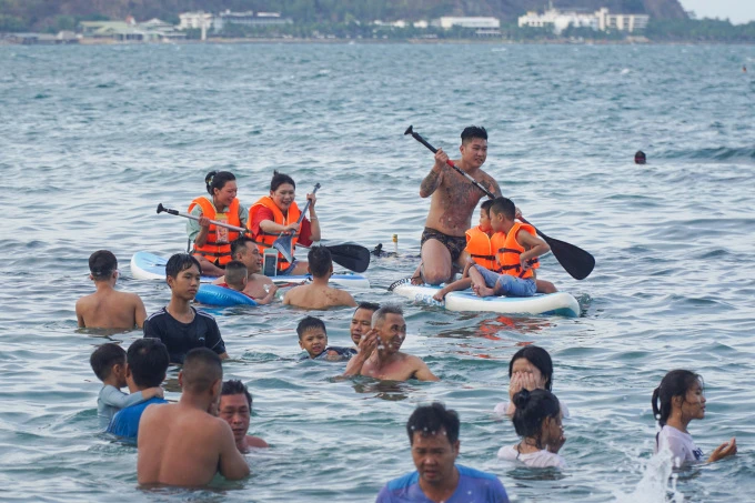 Du khách chèo thuyền kayak trên biển ở Khánh Hòa hồi tháng 4. Ảnh: Bùi Toàn