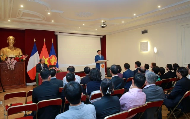 Phó Thủ tướng Trần Hồng Hà mong muốn mỗi cán bộ ngoại giao phải trở thành một đại sứ về biến đổi khí hậu, góp phần thu hút vốn đầu tư nước ngoài vào lĩnh vực năng lượng tái tạo.