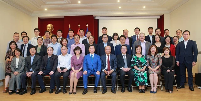 Phó Thủ tướng Trần Hồng Hà cùng cán bộ, nhân viên đại sứ quán, cơ quan đại diện của Việt Nam tại Pháp và thành viên Đoàn công tác.