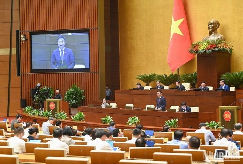 Bộ trưởng Tư pháp Lê Thành Long trả lời chất vấn tại Phiên họp thứ 25 của Ủy ban Thường vụ Quốc hội.