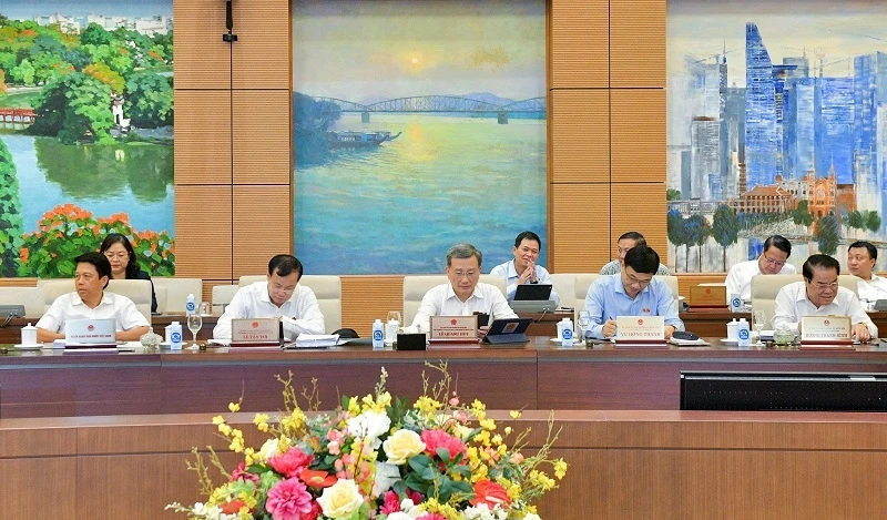 Các thành viên Ủy ban Thường vụ Quốc hội dự phiên họp.