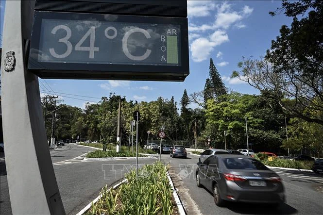 Nhiệt kế điện tử hiển thị nhiệt độ 34 độ C tại thành phố Sao Paulo, Brazil ngày 23/8/2023. Ảnh: AFP/TTXVN