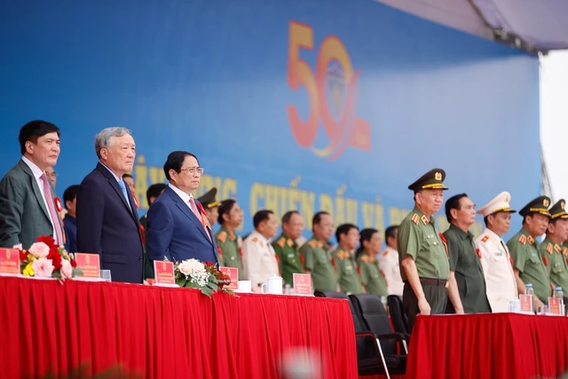 Thủ tướng Phạm Minh Chính và các đại biểu dự Lễ kỷ niệm 50 năm Ngày truyền thống Lực lượng Cảnh sát cơ động - Ảnh: VGP/Nhật Bắc