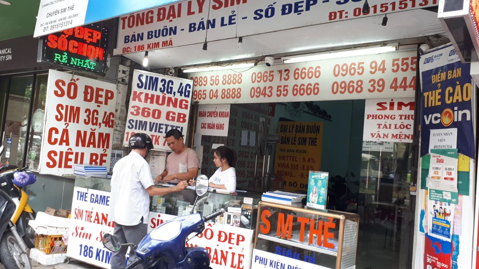 Một điểm bán SIM thẻ trên phố Kim Mã. Ảnh: XM.