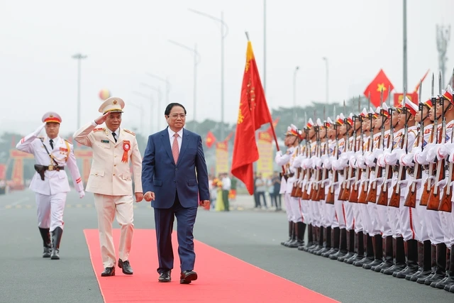 Thủ tướng Phạm Minh Chính duyệt Đội danh dự Bộ Tư lệnh Cảnh sát cơ động - Ảnh:VGP/Nhật Bắc