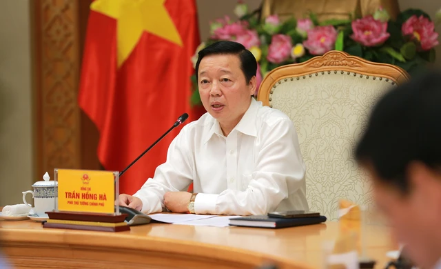 Phó Thủ tướng Trần Hồng Hà nhấn mạnh phát triển điện mặt trời áp mái là nhiệm vụ cấp bách, giải pháp quan trọng nhằm huy động các nguồn lực xã hội vào thực hiện Quy hoạch Điện VIII - Ảnh: VGP/Minh Khôi