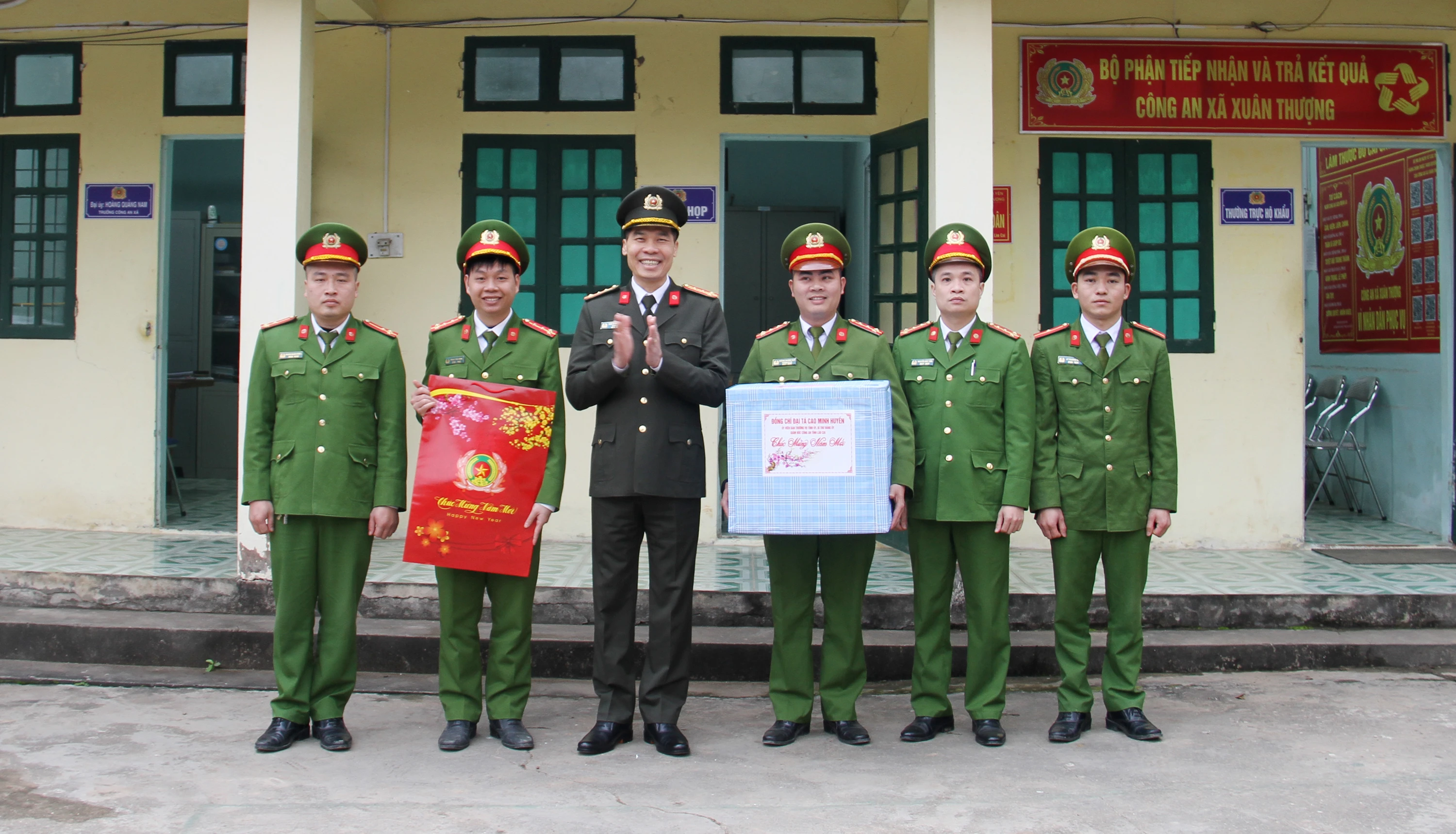 Tặng quà chúc Tết Công an xã Xuân Thượng.jpg