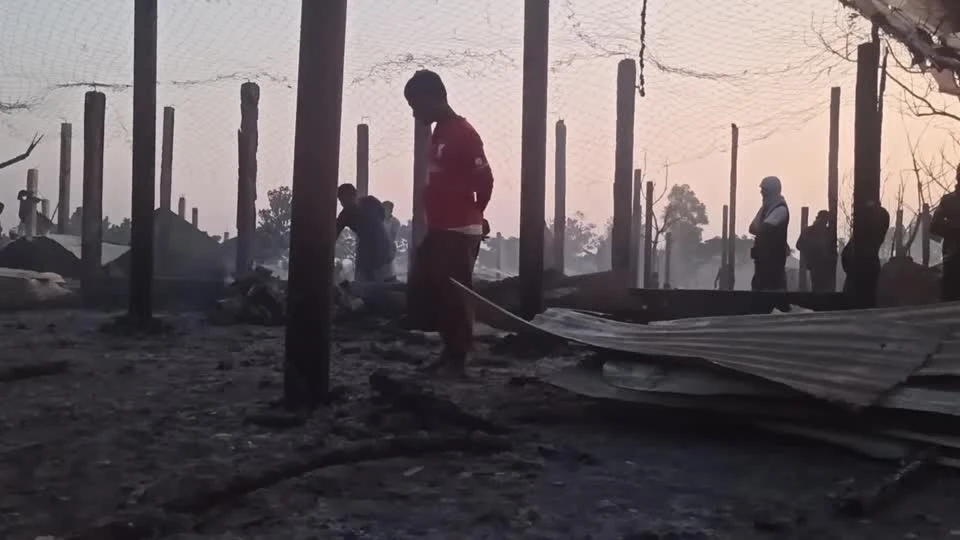 Hỏa hoạn tại một trại tị nạn ở Bangladesh khiến 8.000 người rơi vào cảnh màn trời chiếu đất. Ảnh: Reuters