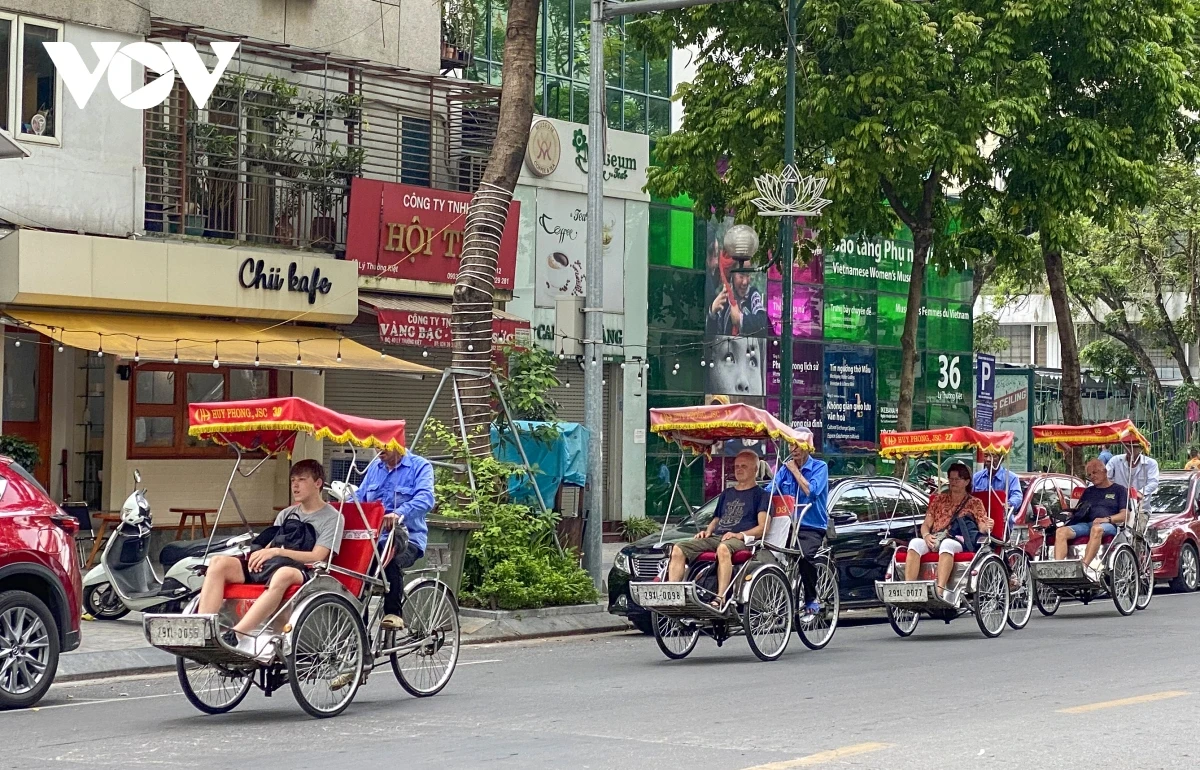 Du khách quốc tế trên đường phố Hà Nội.
