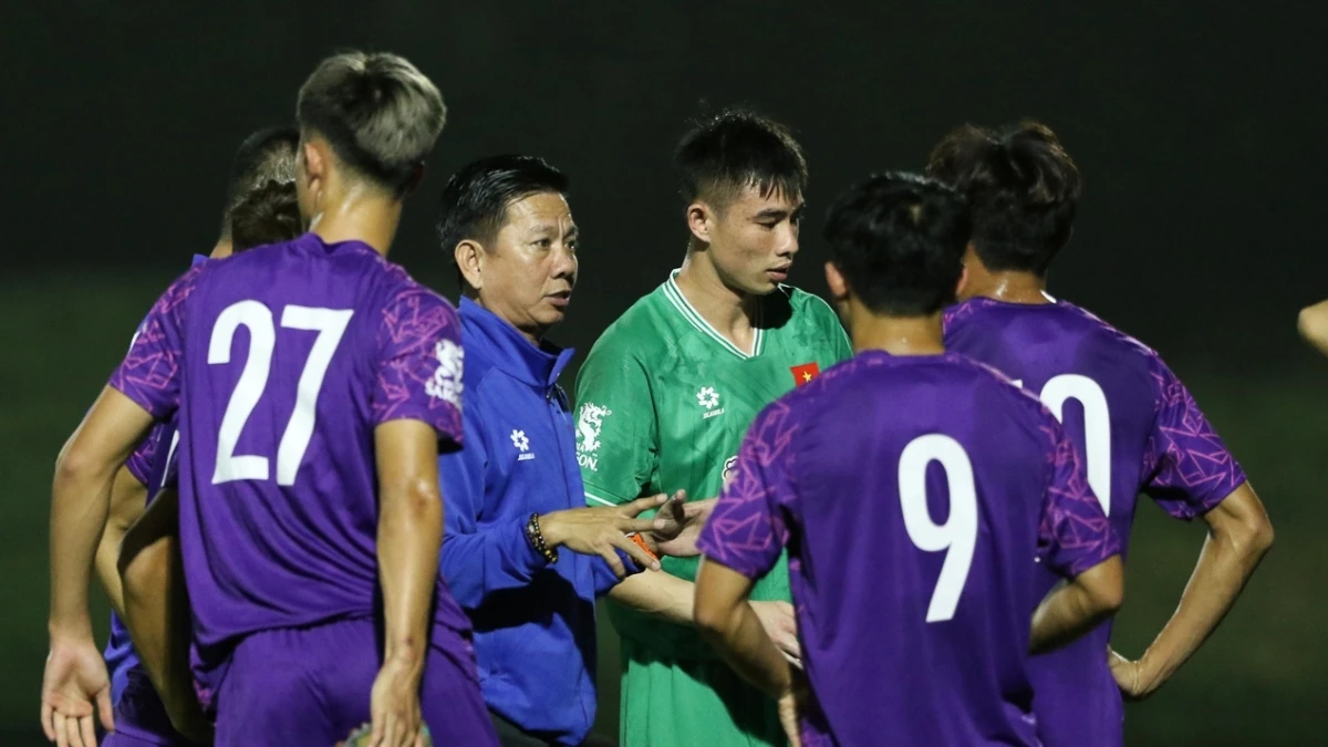 HLV Hoàng Anh Tuấn khen ngợi các cầu thủ U23 Việt Nam (Ảnh: VFF).