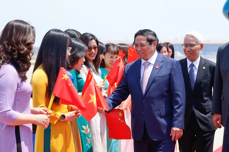 Đông đảo người dân và cán bộ Đại sứ quán Việt Nam tại Trung Quốc nhiệt liệt chào đón Thủ tướng - Ảnh: VGP/Nhật Bắc