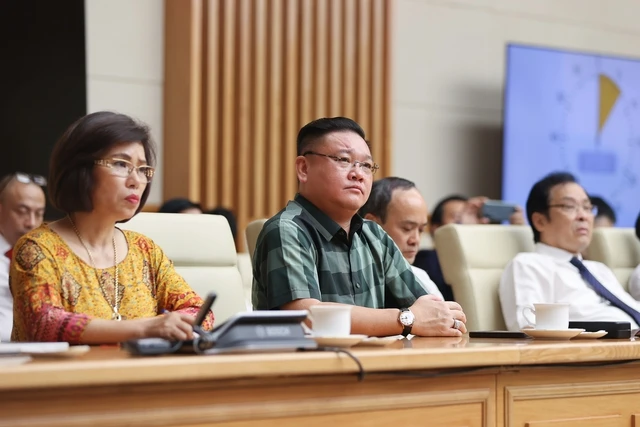 Theo Thủ tướng, doanh nghiệp phải nỗ lực, cố gắng hơn nữa, tiết kiệm chi phí, đổi mới quản trị doanh nghiệp, mở rộng thị trường, đẩy mạnh chuyển đổi số, hướng đến sản xuất xanh, kinh tế tuần hoàn.