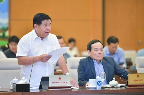 Bộ trưởng Bộ Kế hoạch và Đầu tư Nguyễn Chí Dũng trình bày Tờ trình. Ảnh: TH.