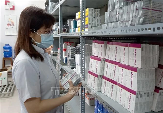 Đảm bảo thuốc điều trị cho người bệnh. Ảnh: TTXVN