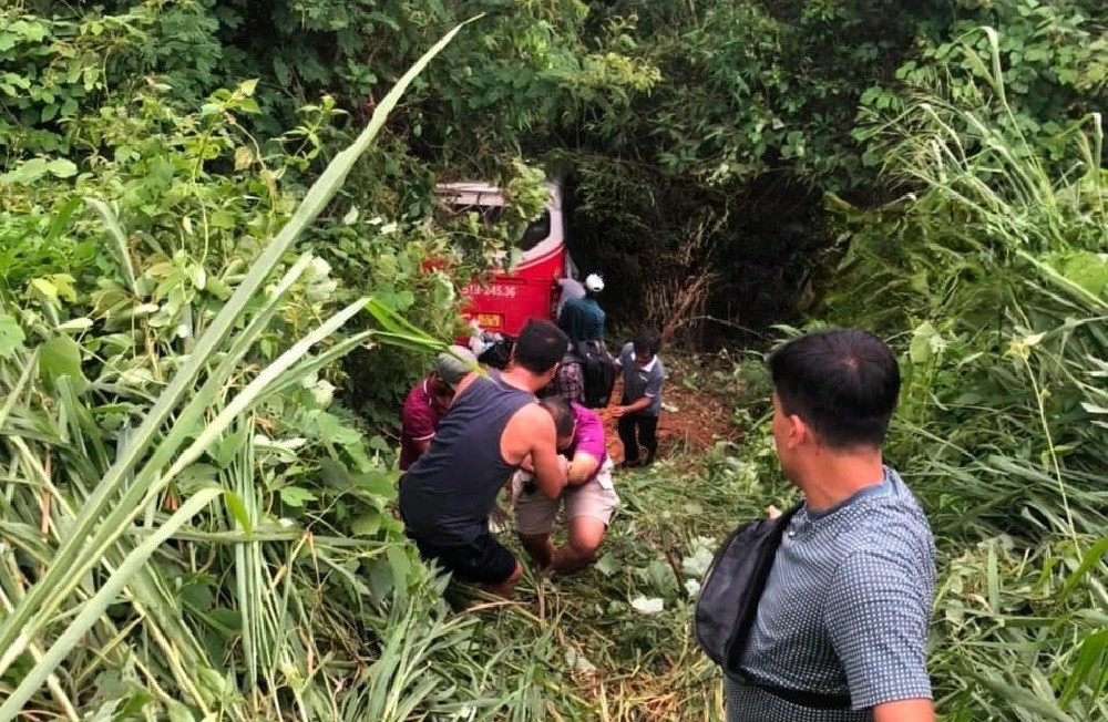 Hiện trường vụ tai nạn, hành khách hỗ trợ nhau di chuyển lên đường.