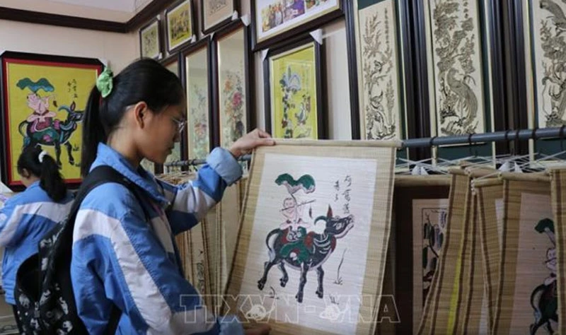 Học sinh tham quan phòng tranh dân gian Đông Hồ.