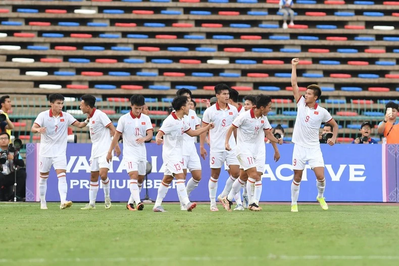 Văn Tùng gỡ hòa cho U22 Việt Nam ở phút 35.