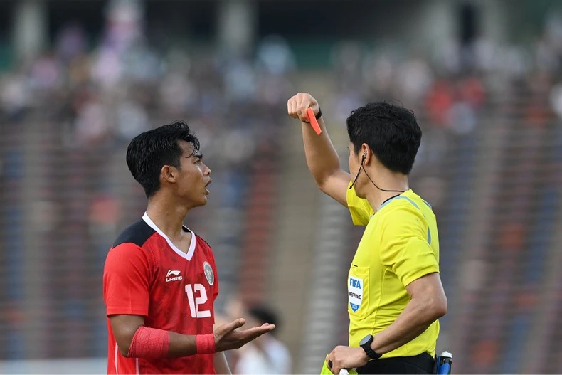 Phút 60, Pratama Arhan nhận thẻ đỏ khiến U22 Indonesia thi đấu thiếu người.