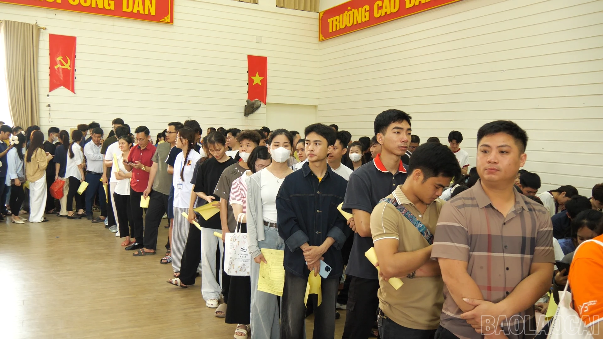 Các tình nguyện viên xếp hàng đăng ký hiến máu.