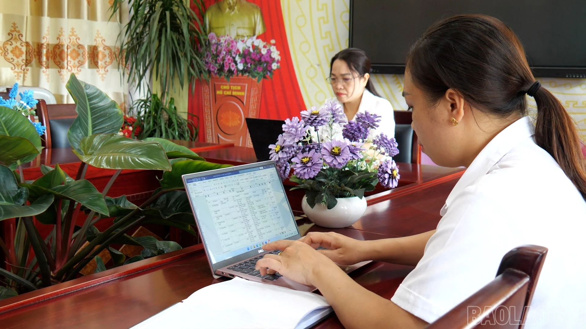 Các cô giáo Trường Mầm non Cốc San ghi chép thông tin vào sổ tay rồi đem về trường chính để cập nhật lên hệ thống.