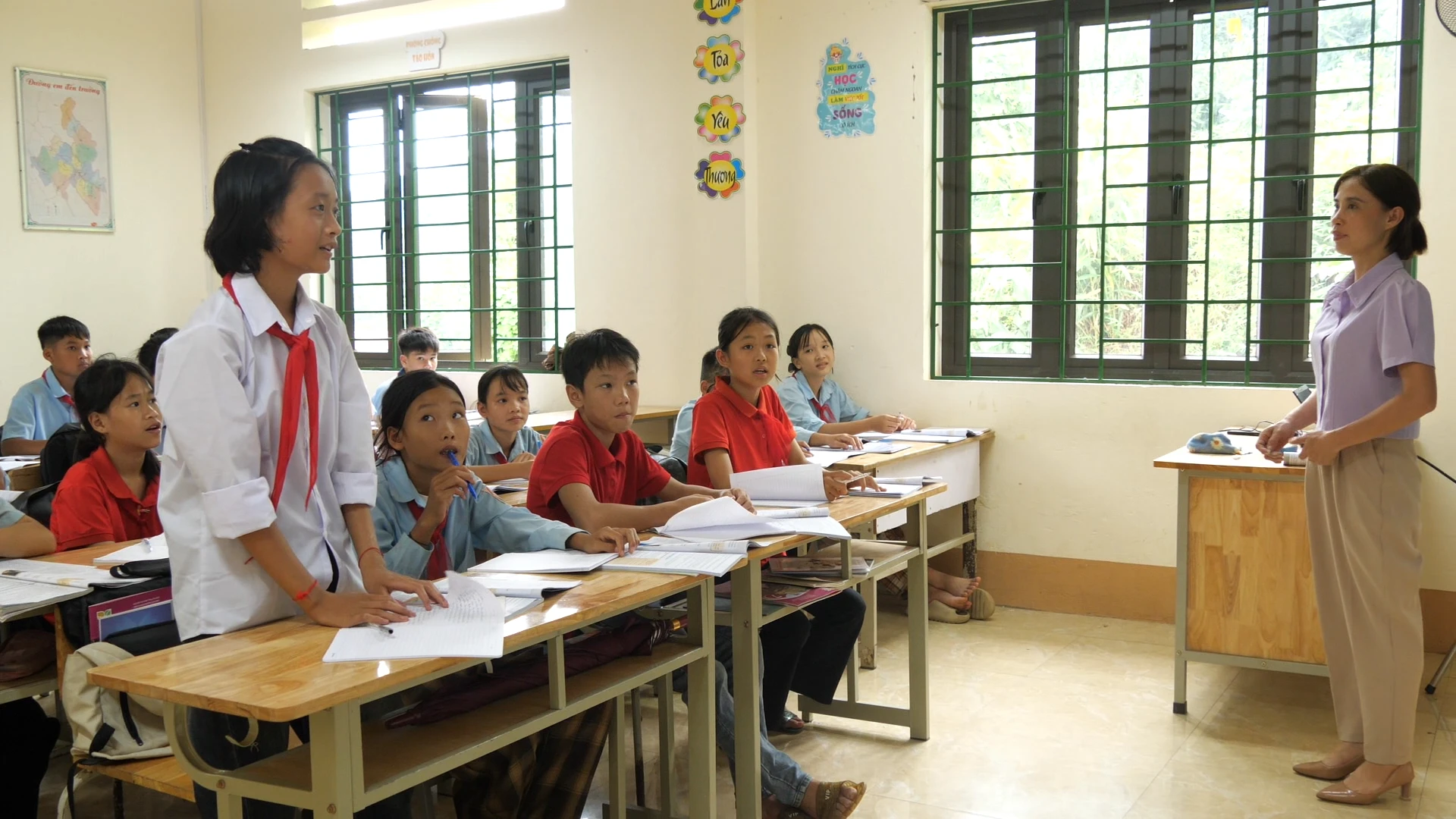 Em Mông Hoàng Thảo Ngọc trở lại trường viết tiếp ước mơ trở thành bác sĩ.