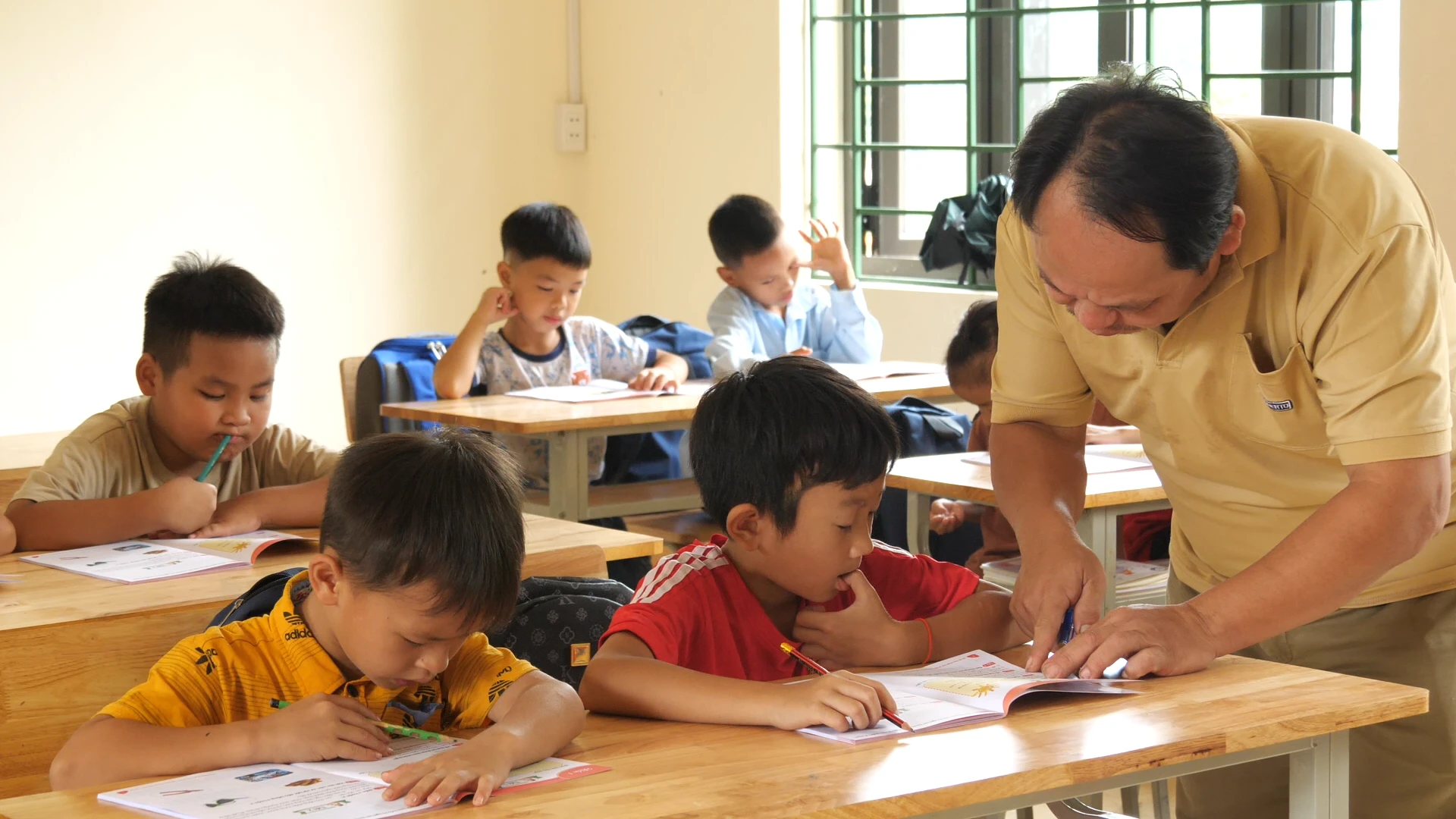 Thầy và trò Làng Nủ.