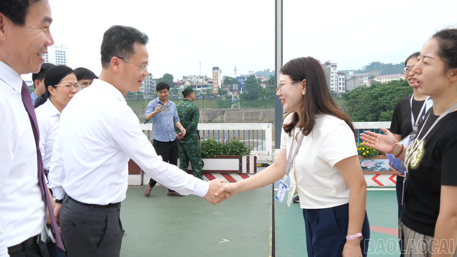 baolaocai-br_xuat-canh1100-03-29-09still002.png