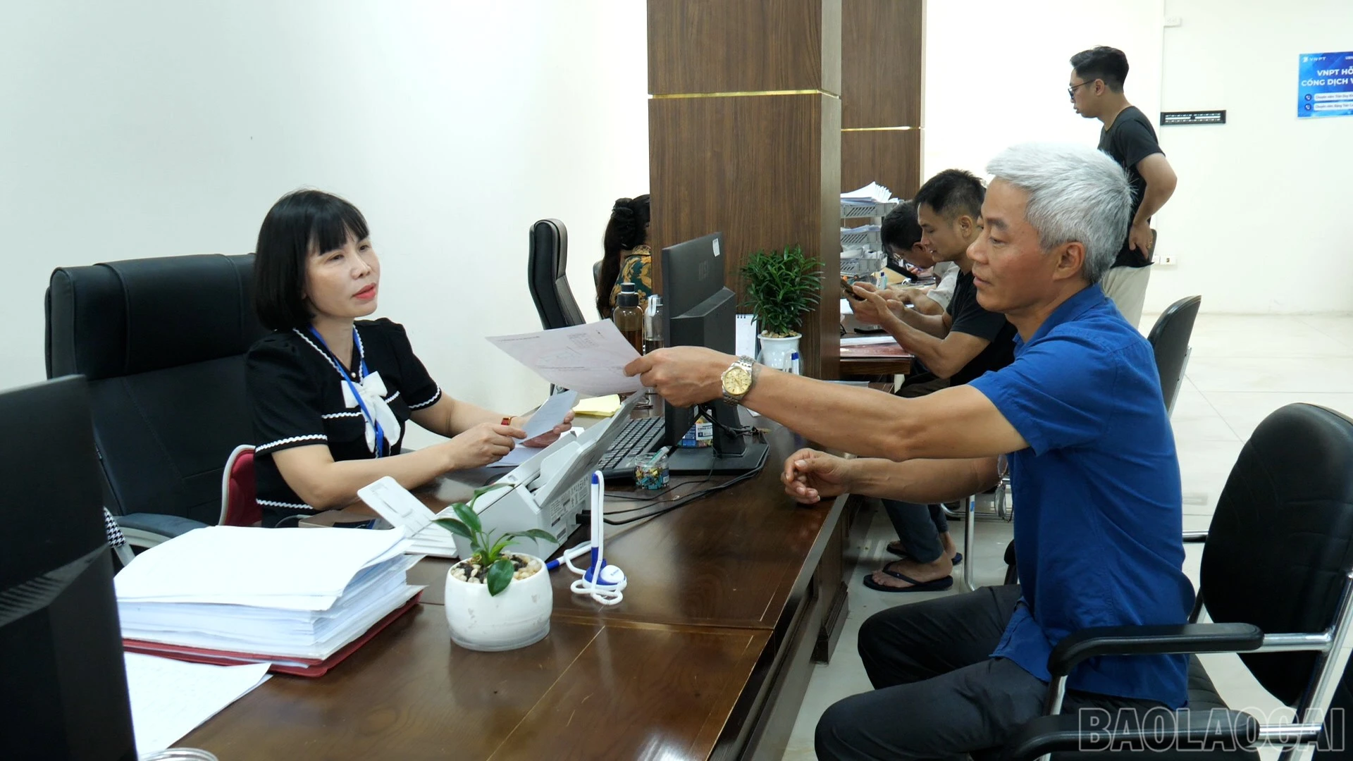 baolaocai-br_trao-bia-do00-22-11-45still005.jpg