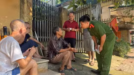 Công an phường Yên Bái hỗ trợ người đàn ông đi lạc trở về gia đình