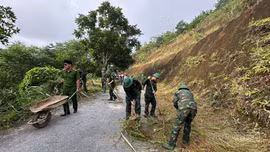 Ấm áp tình quân dân trong chương trình “Ngày cuối tuần cùng dân” tại xã Yên Bình
