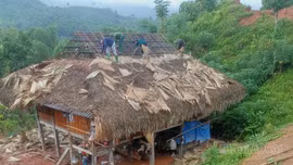 Khánh Hòa hỗ trợ người dân tháo dỡ nhà khỏi khu vực nguy cơ sạt lở