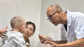 Bé trai 26 tháng tuổi bị chó tấn công được cấp cứu trong gang tấc