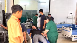 Cảnh sát Giao thông đường thủy Lào Cai kịp thời hỗ trợ người đàn ông gặp vấn đề sức khỏe trên Quốc lộ 2D