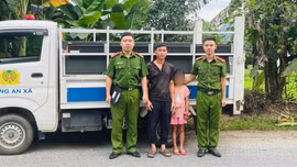 Công an xã Lương Thịnh bàn giao bé gái đi lạc về với gia đình