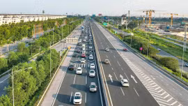 Cục CSGT khẳng định sẽ xử lý nghiêm xe đi "rùa bò", bám làn trái cao tốc
