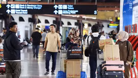Tro núi lửa Anak Krakatau khiến 7 sân bay Indonesia tiếp tục đóng cửa