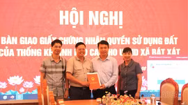 Thống kê tỉnh Lào Cai bàn giao Giấy chứng nhận quyền sử dụng đất cho UBND xã Bát Xát