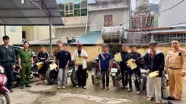Tăng ga “thông chốt”, nhóm thanh thiếu niên cùng chủ xe bị phạt 80,5 triệu đồng